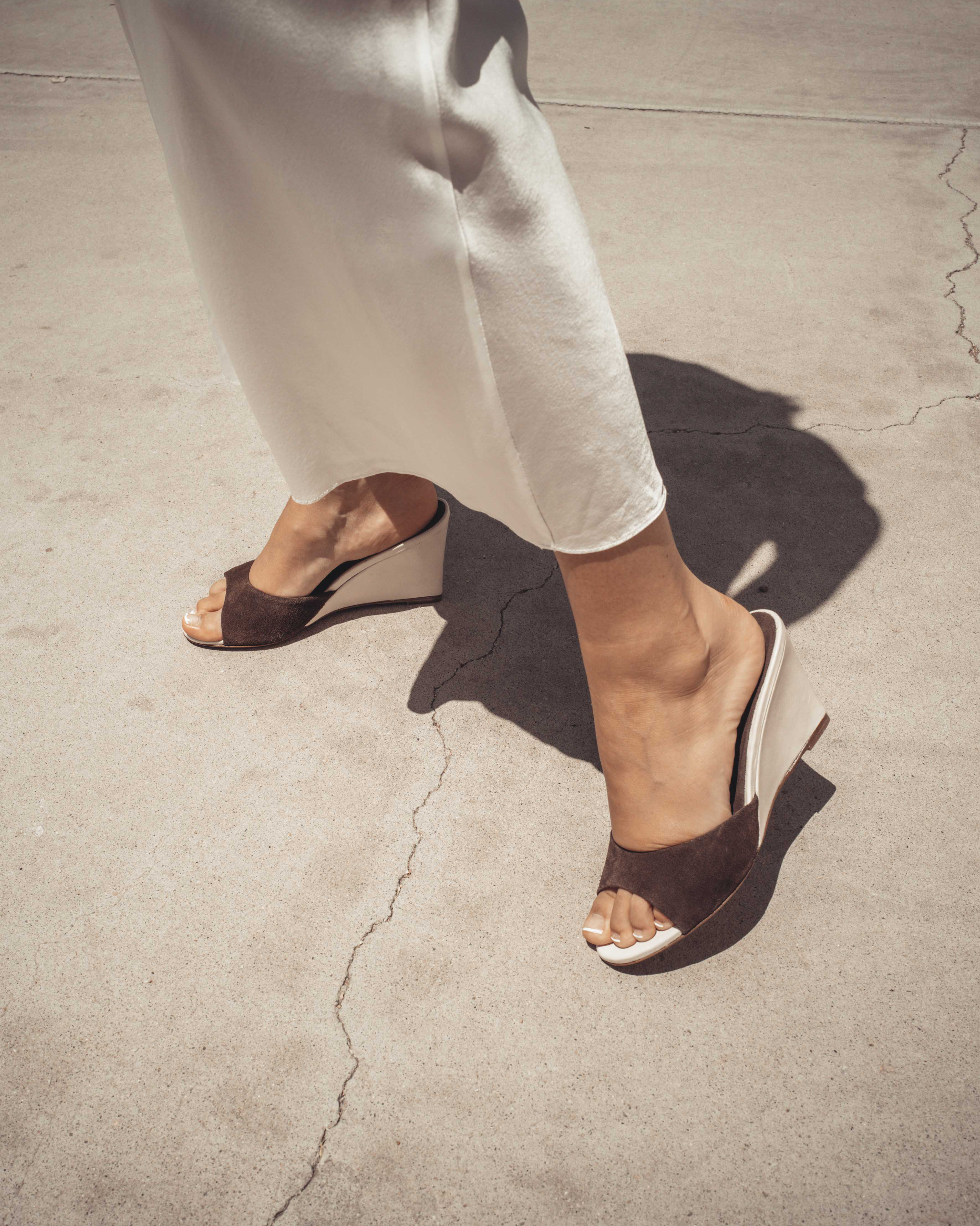 Gwen 75 wedge Calf suede & sleek leather Coffee brown & milk white