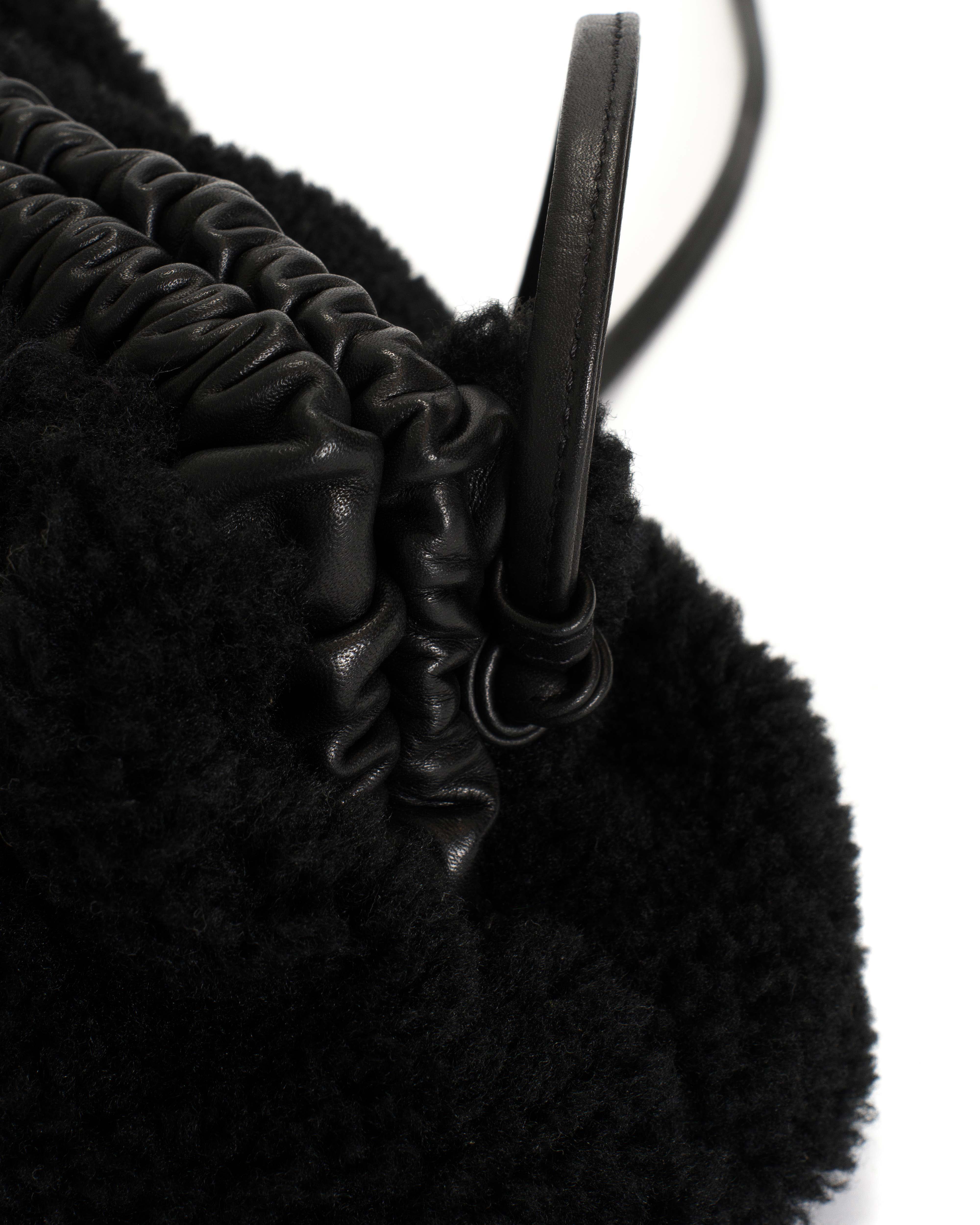 Hally petite cloud bag Lamb shearling & shiny lamb Black
