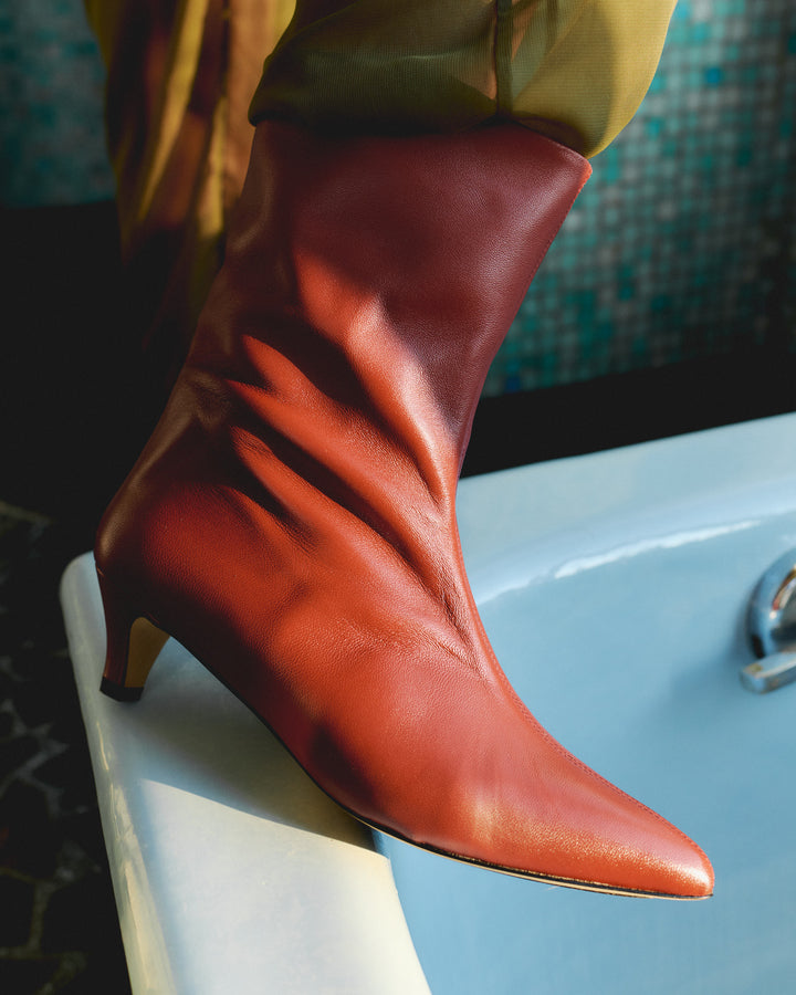 Sweeney 40 mm ankle boot in red leather with pointed toe and slouch effect