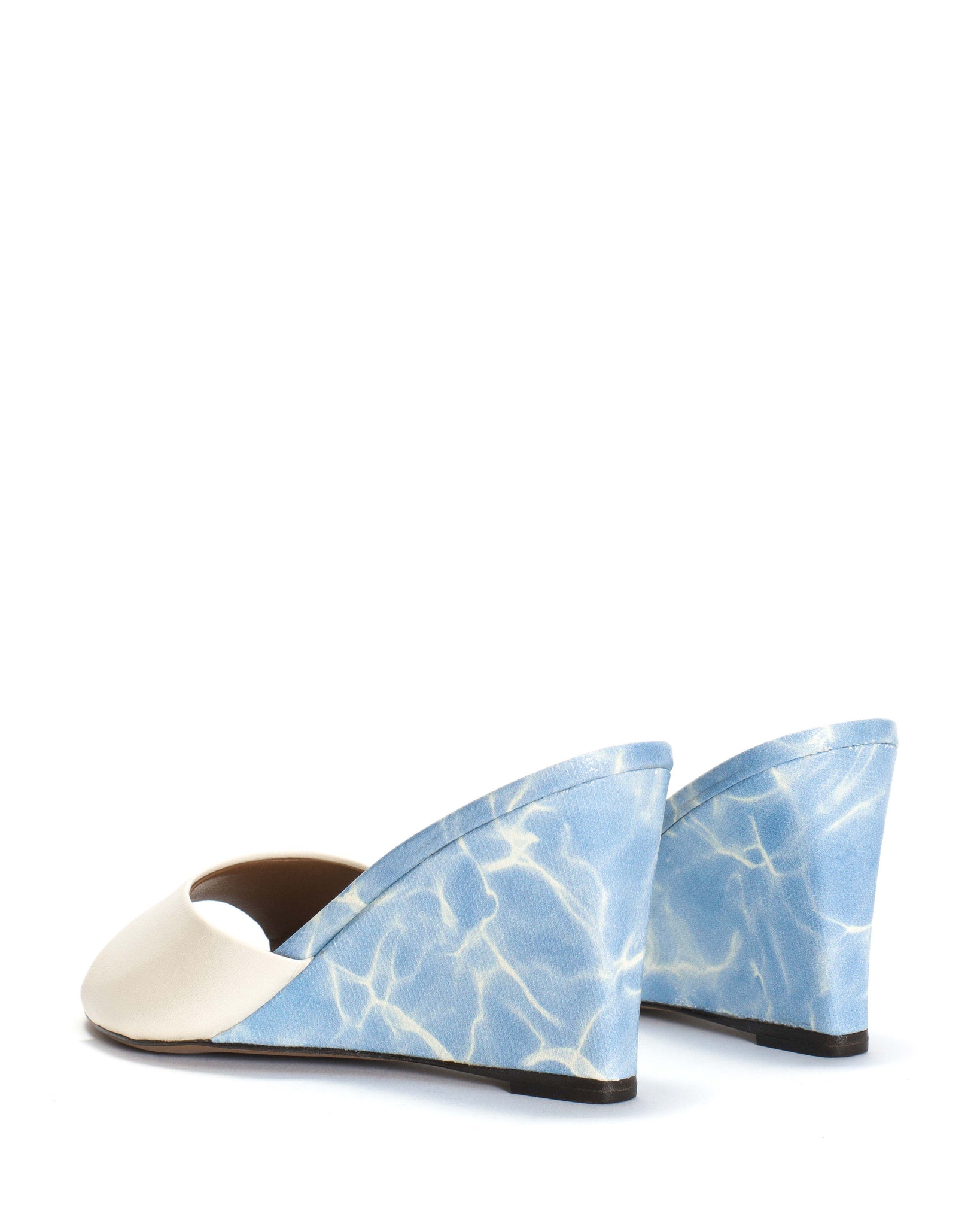 Gwen 75 wedge Shiny lamb & silky lamb print Milk white & pool blue - Anonymous Copenhagen