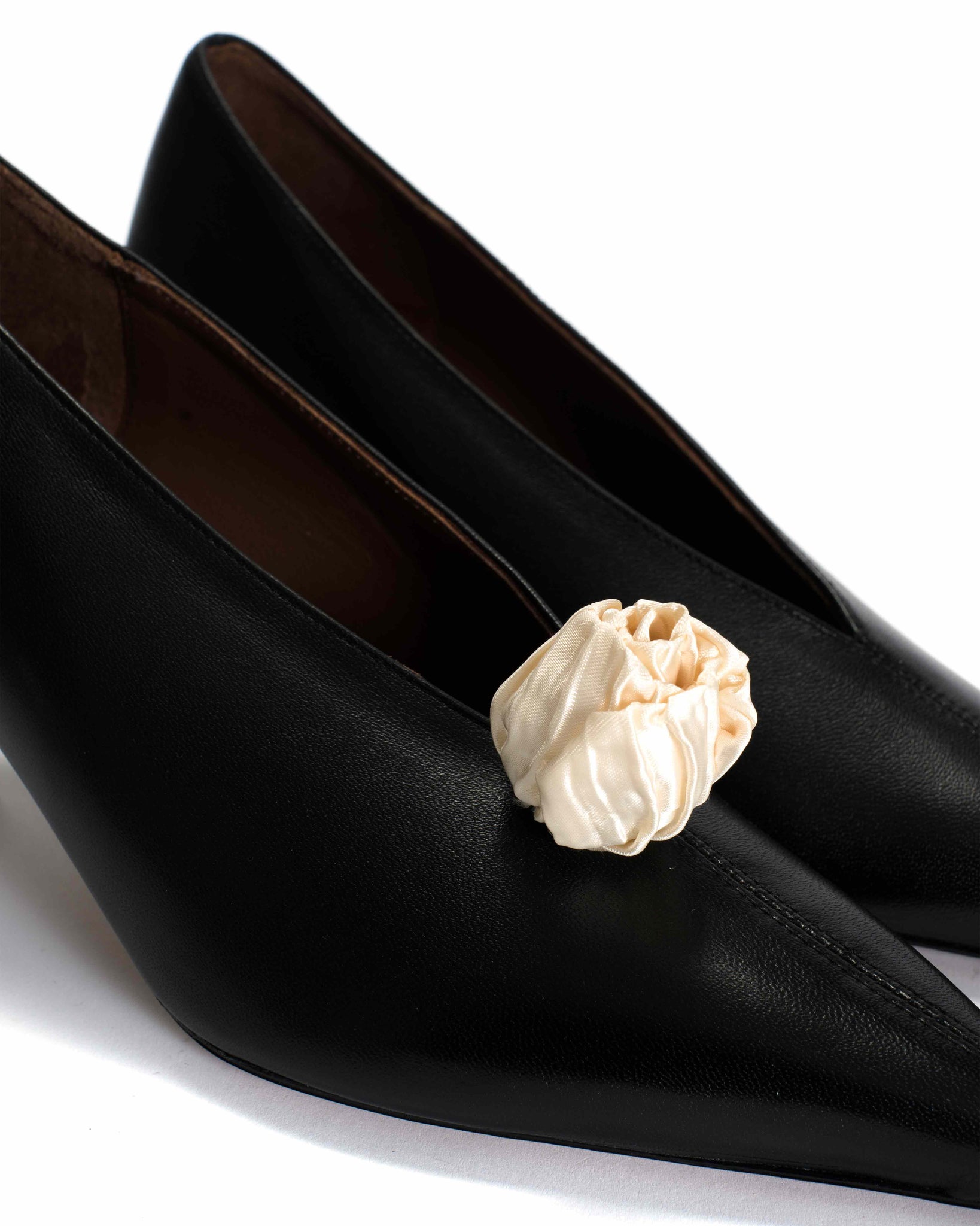 Tulip shoe clip Pleated satin Creamy white
