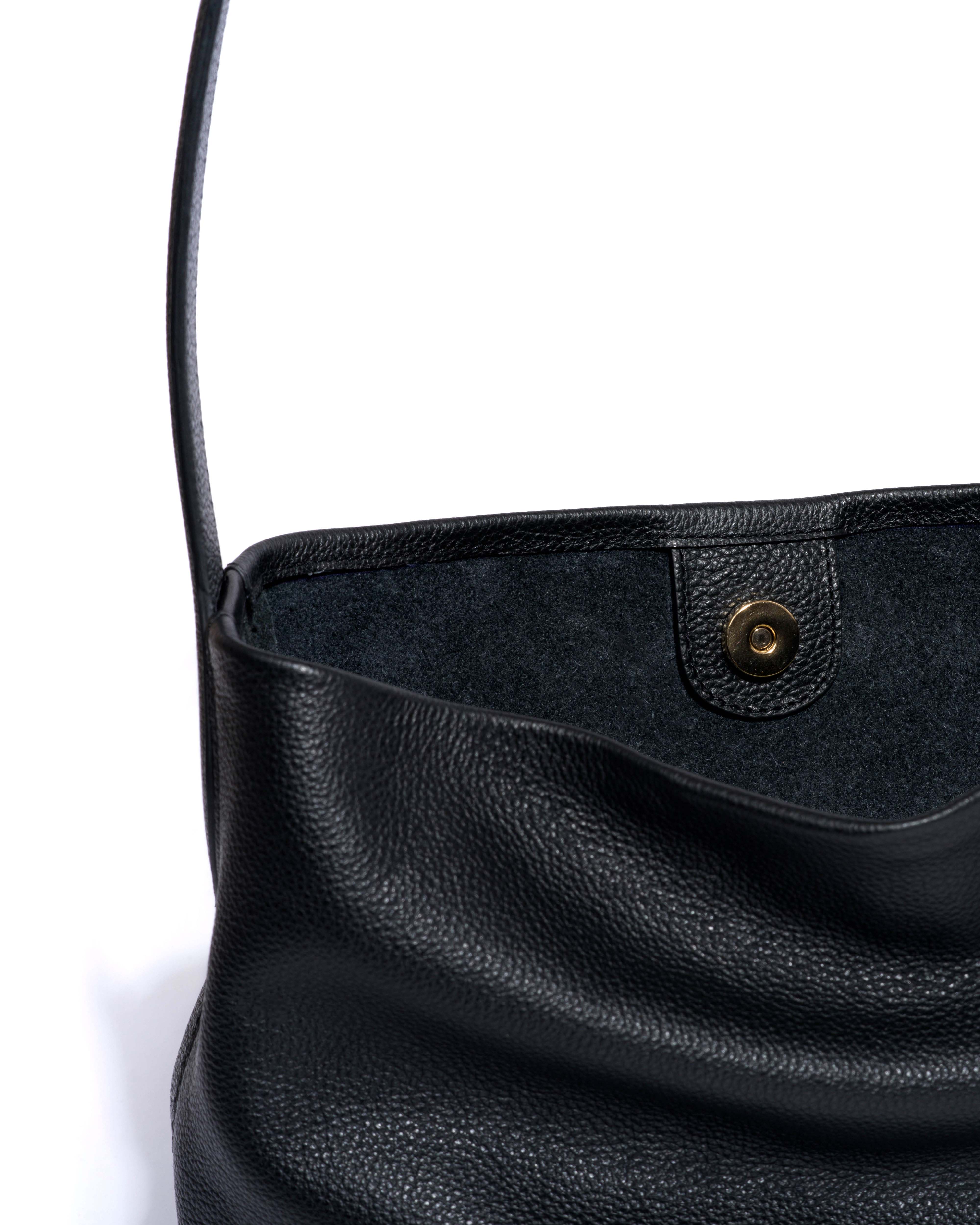 Versa slouchy petite bag Pebbled soft calf Black