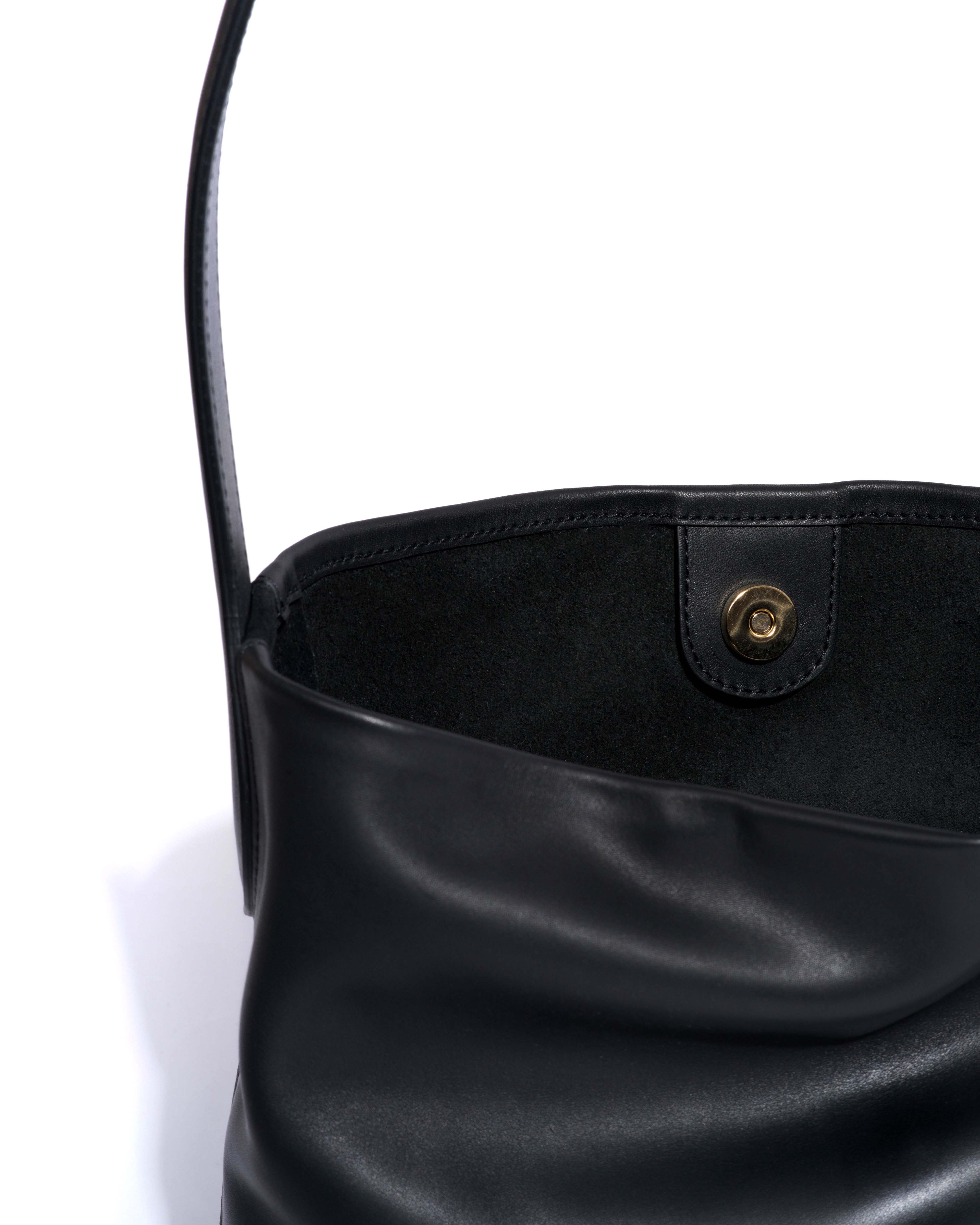 Versa slouchy petite bag Soft calf Black