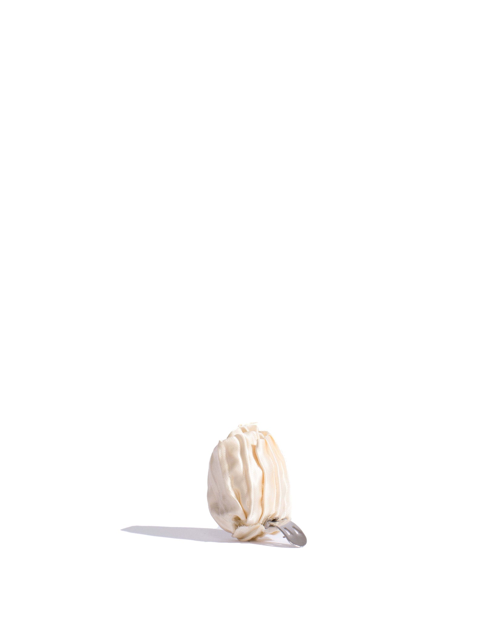 Tulip shoe clip Pleated satin Creamy white
