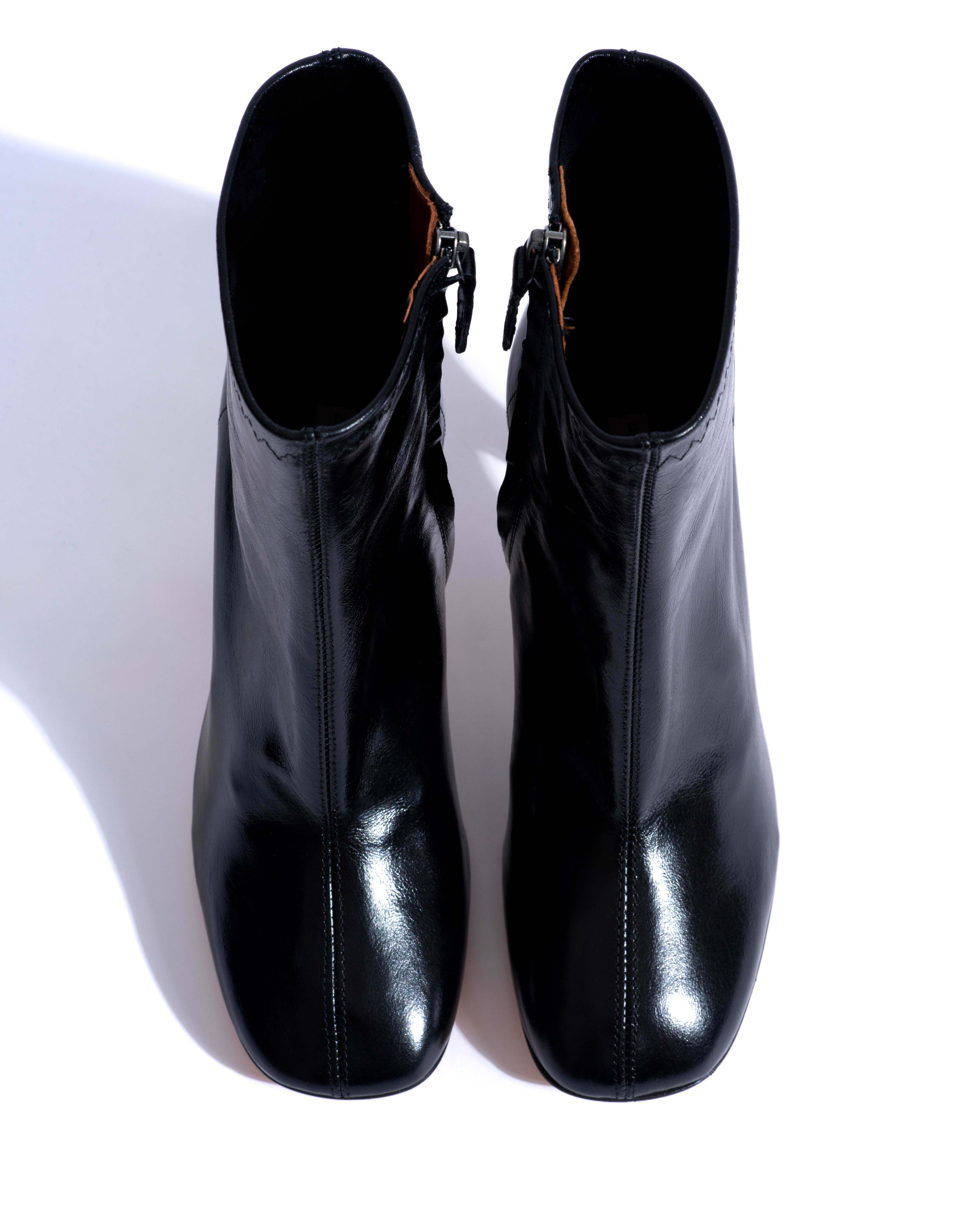 Adriana 80 Crinkled polished goat Black