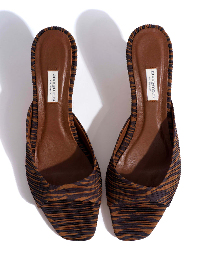 Mazy 55 Pleated zebra Chocolate shades– Anonymous Copenhagen DK