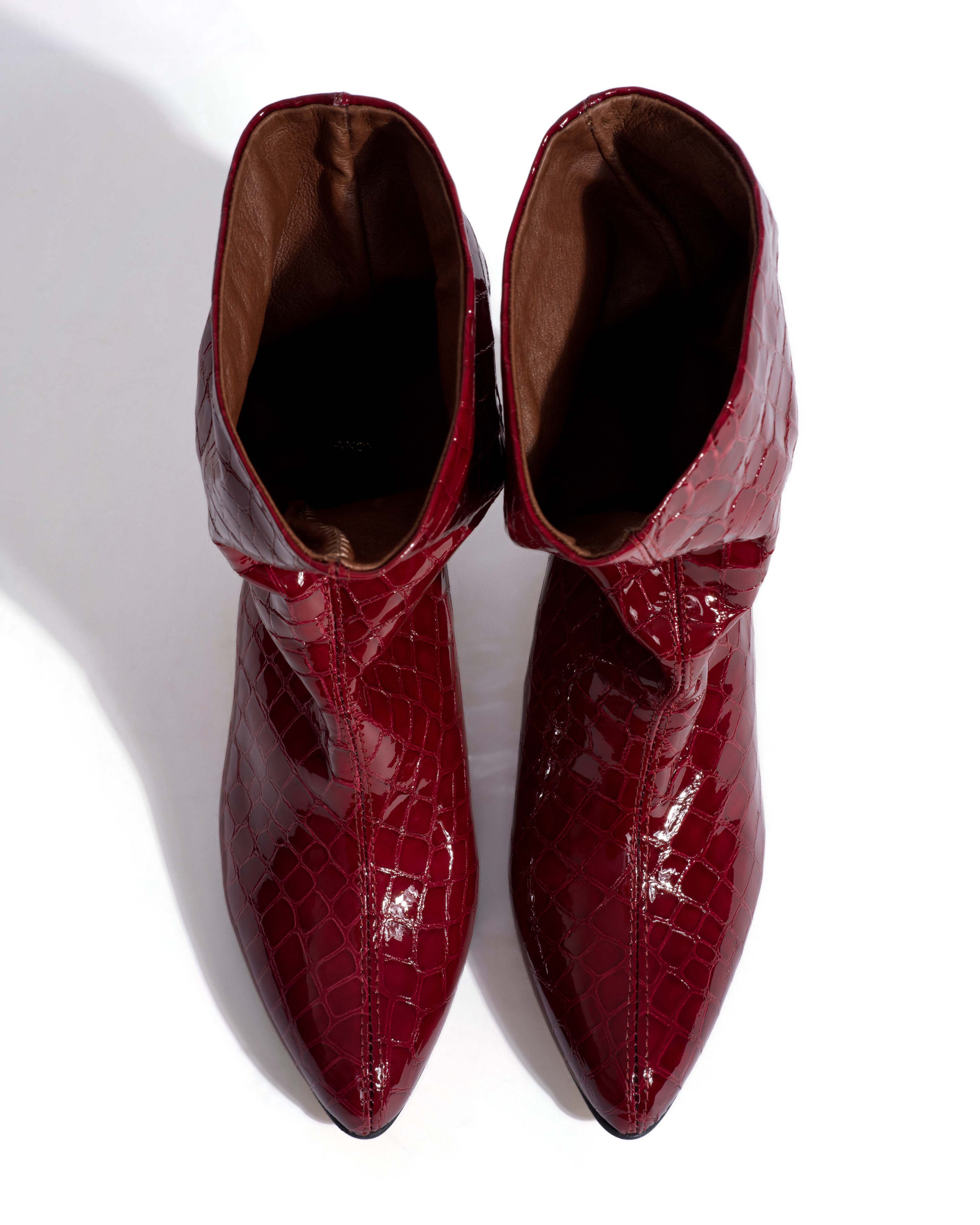 Vully 50 stiletto Polished croco calf Pomegranate