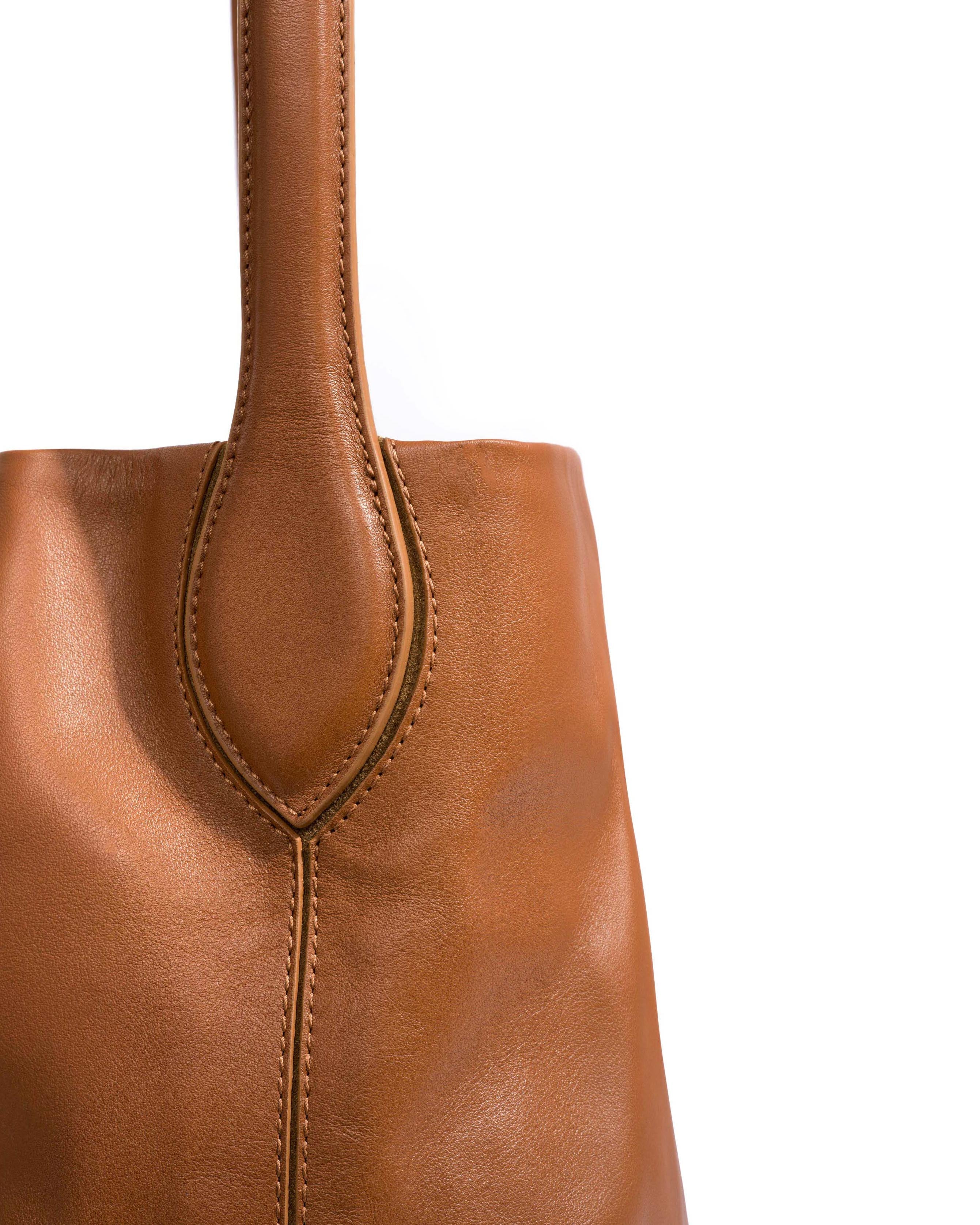 Versa slouchy everyday bag Soft calf Camel