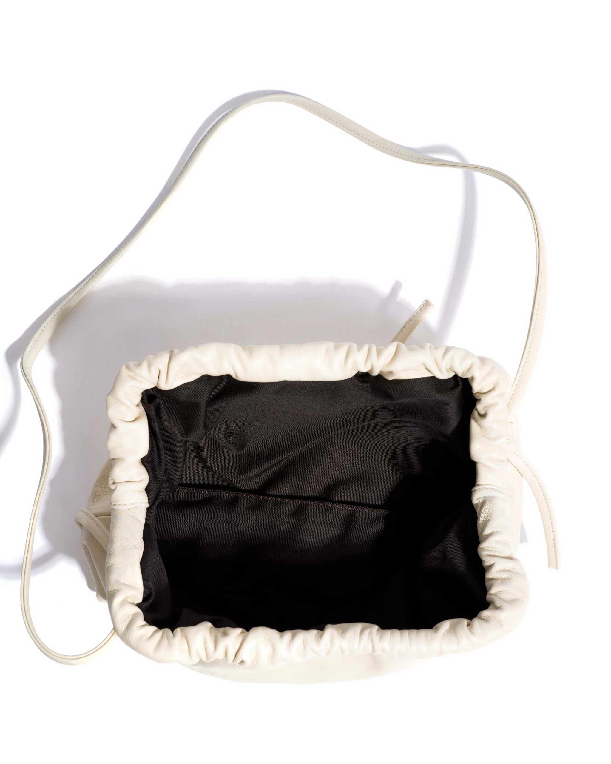 Hally classic cloud bag Shiny lamb White sand