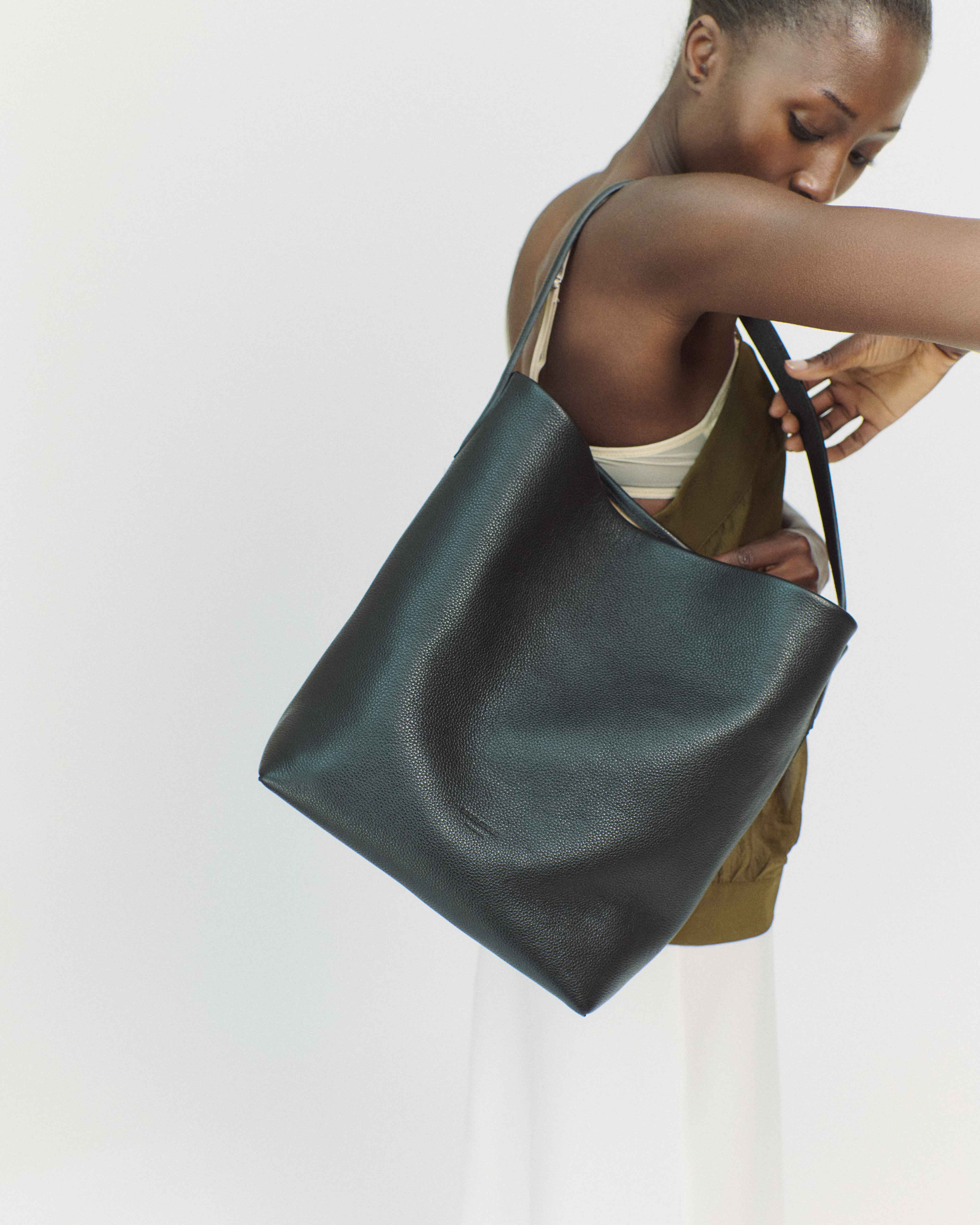 Versa everyday bag Pebbled soft calf Black