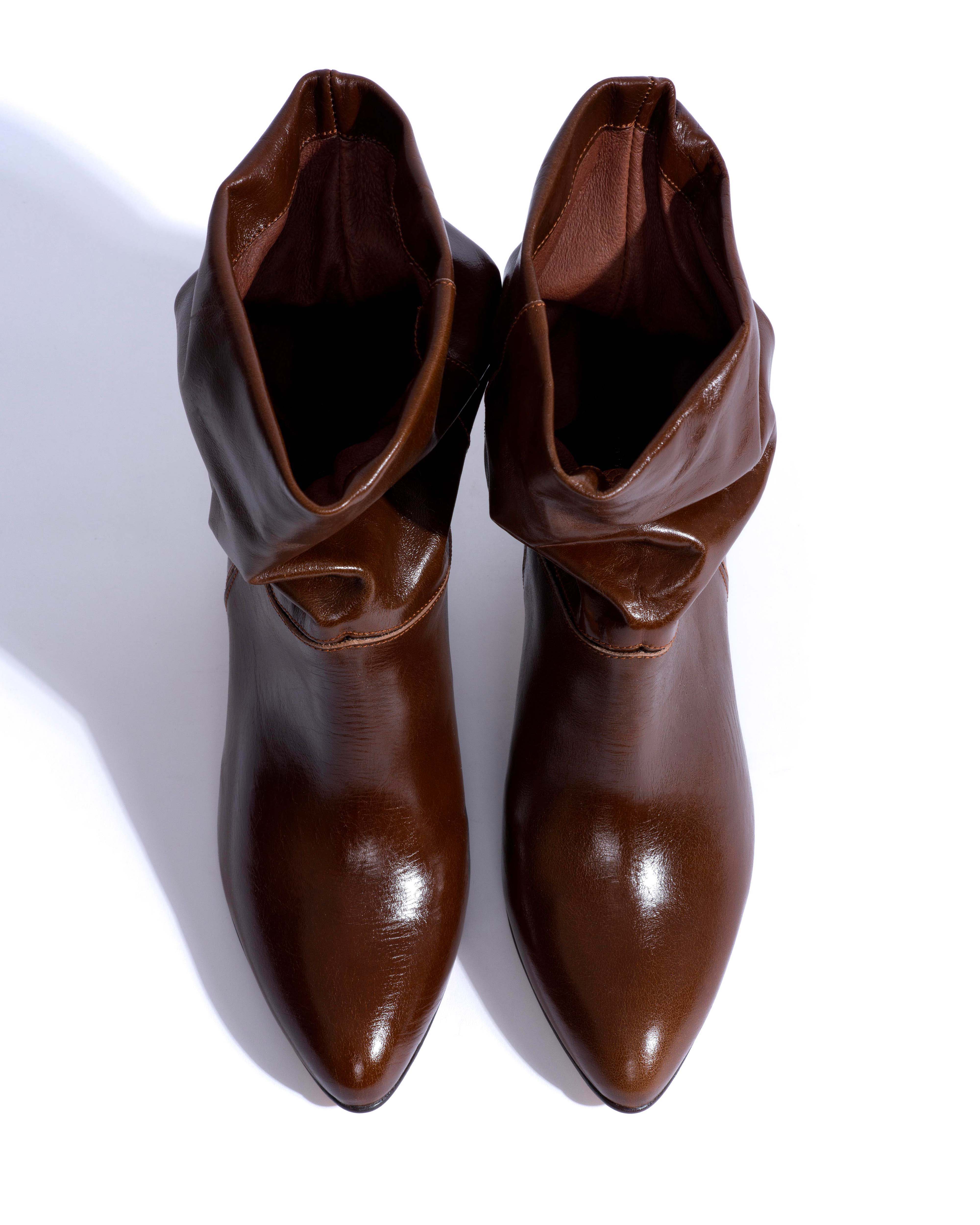 Jassi 50 stiletto Crinkled polished goat Caramel brown